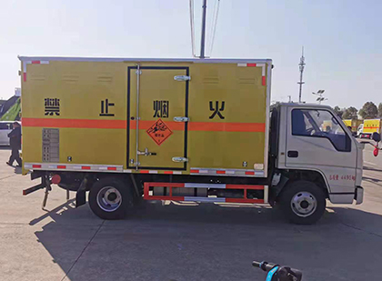 绥江爆破器材运输车技术升级与安全合规新趋势